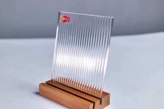 1.8mm～40mm厚の模様入り透明プラスチックシート、透過率オプションあり