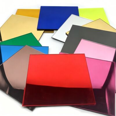 壁に装着された1mm-3mmのミラーアクリルシート